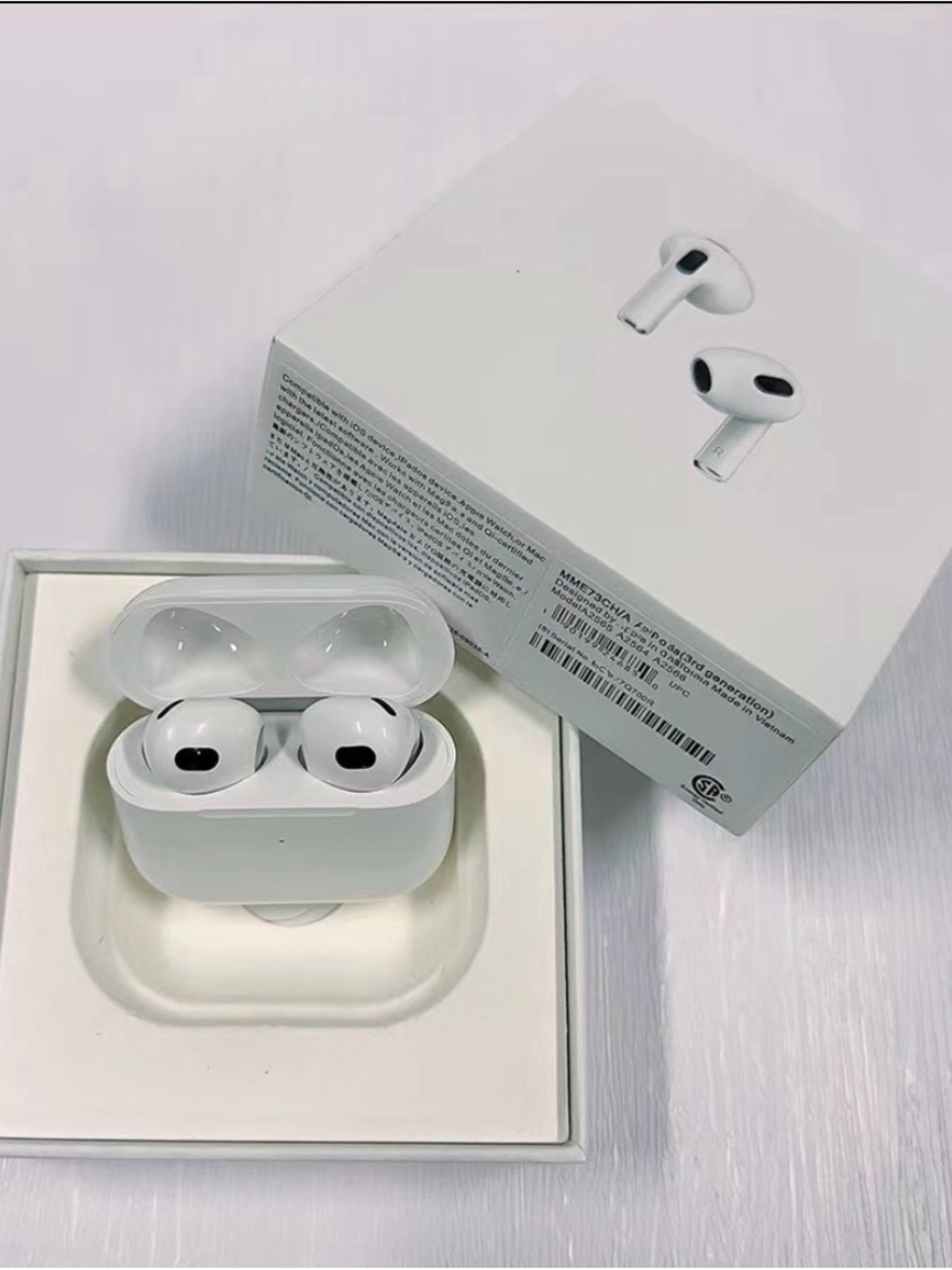 Apple White Wireless Earbuds with Charging Case